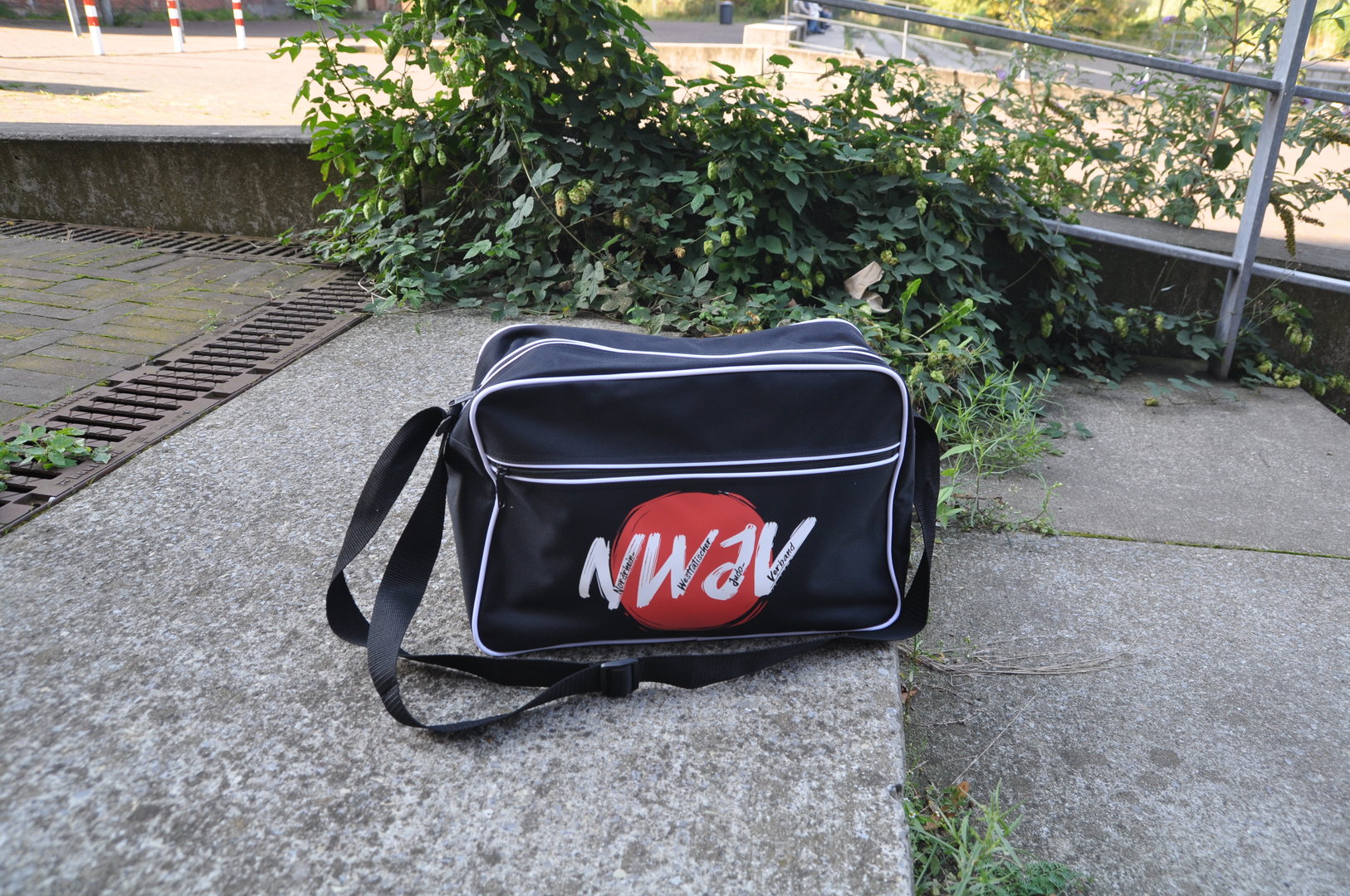 Retro Shoulder Bag black/white