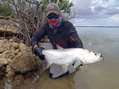 Rene mit seinem ersten gelandeten Tarpon. Dazu brauchte es ein paar Anläufe. Das haben wir dann auch gefeiert.\\n\\n14.12.2017 00:05