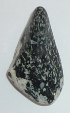 Amphibolit TS 1 ca. 2,0 cm breit x 3,3 cm hoch x 1,5 cm dick (11,3 gr.)