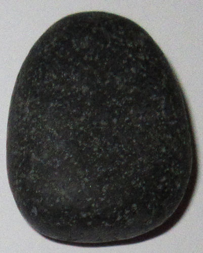Basalt gebohrt TS 2 ca. 2,5 cm breit x 3,3 cm hoch x 1,3 cm dick (16,5 gr.)
