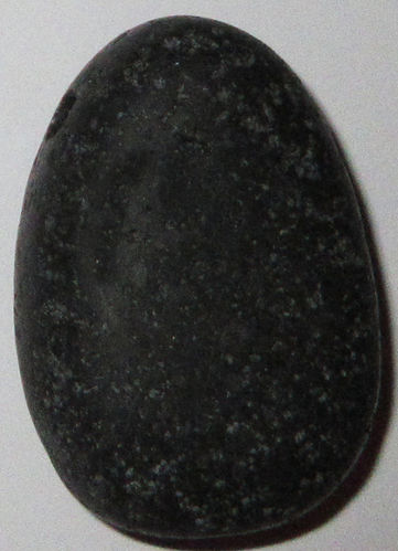 Basalt gebohrt TS 4 ca. 2,5 cm breit x 3,6 cm hoch x 1,4 cm dick (20,4 gr.)
