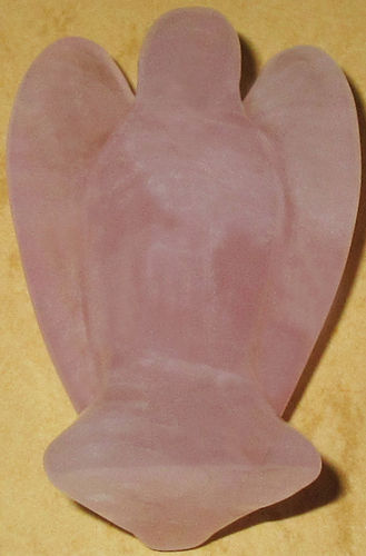 Rosenquarz Engel 03 ca. 2,6 cm breit x 3,9 cm hoch x 1,4 cm dick (16,8 gr.)