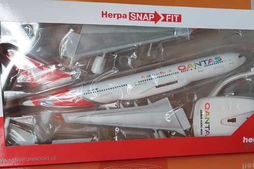 Herpa 614061 Qantas Airbus A330-200 “Pride is in the Air” VH-EBL 1:200