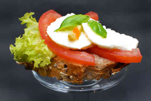 Tomate mit Mozzarella-Canapé