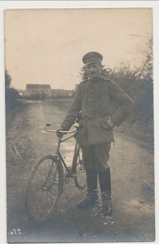 Portrait Foto deutscher Soldat mit Militär Fahrrad 1914/18