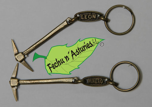 Llavero pico con calabrote "LEÓN MINERO" acabado en latón envejecido y embolsado en plástico.