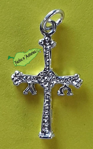 Colgante Cruz de la Victoria, bañado en plata y embolsado individualmente.