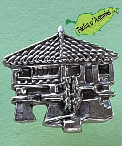 Pin horreo, bañado en plata y embolsado individualmente.