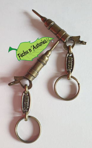 Llavero martillo picador con calabrote "BIERZO MINERO" acabado en latón envejecido y embolsado.