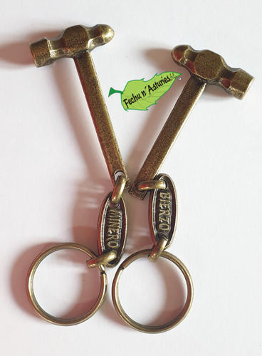 Llavero martillo de bola con calabrote "BIERZO MINERO" acabado en latón envejecido y embolsado.