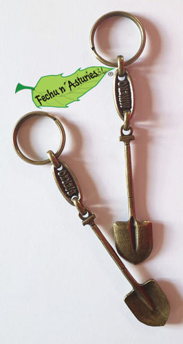 Llavero pala con calabrote "BIERZO MINERO" acabado en latón envejecido y embolsado.