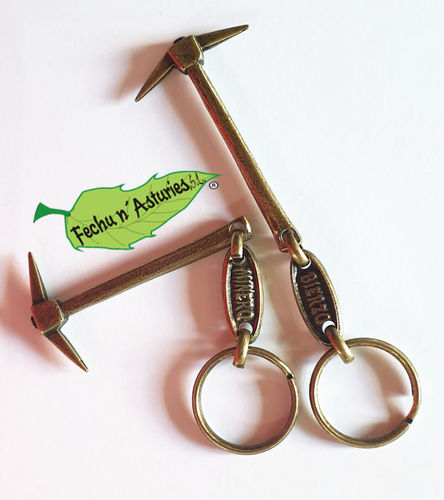 Llavero pico con calabrote "BIERZO MINERO" acabado en latón envejecido y embolsado.