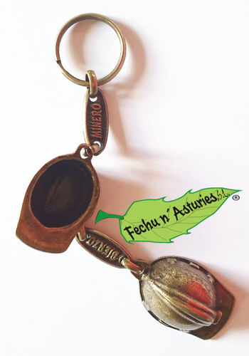 Llavero casco grande con calabrote "BIERZO MINERO" acabado en latón envejecido y embolsado.