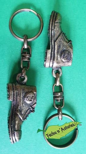 Llavero chiruca corpórea con calabrote giratorio acabado en latón envejecido y embolsado.