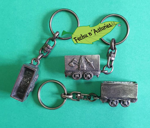 Llavero vagoneta corpórea con calabrote giratorio, acabado en latón envejecido y embolsado.