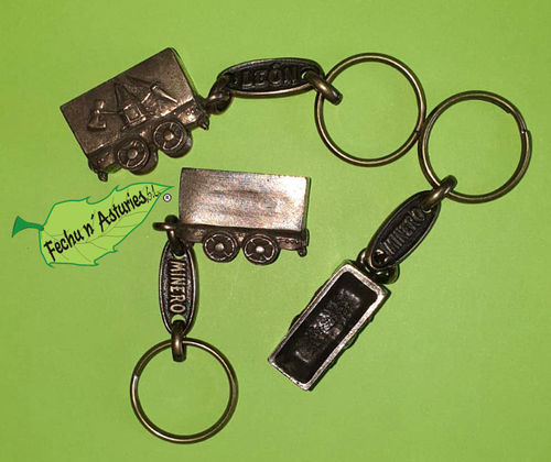 Llavero vagoneta corpórea con calabrote "LEON MINERO" acabado en latón envejecido y embolsado.