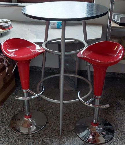 Standing table with Impala tabletop and 2 height-adjustable red stools - used