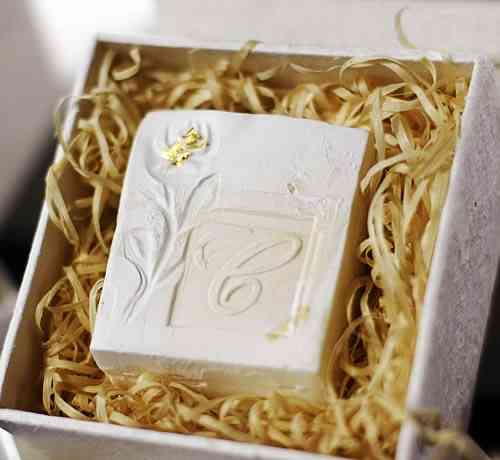 Ornament-Seife in einer Geschenkebox aus Ananaspapier