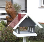 Vogellhaus Futterhaus aus der Landhaus Serie in steingrau weiß mit rotem Schindeldach