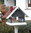 Vogellhaus Futterhaus aus der Landhaus Serie in steingrau weiß mit rotem Schindeldach