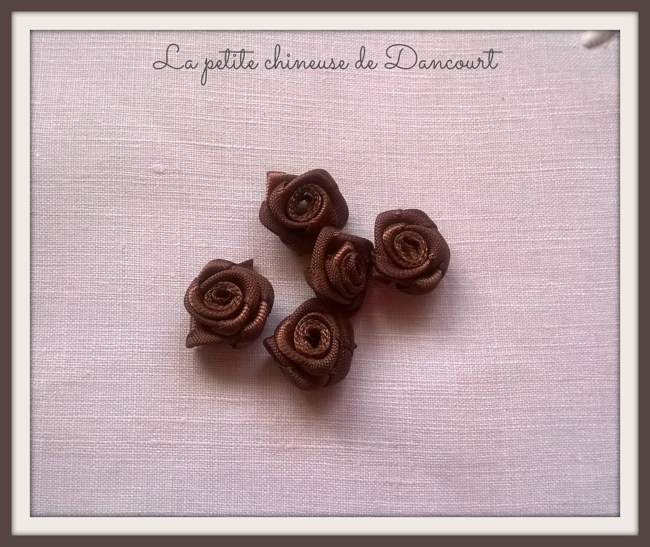 Sachet de 10 petites roses marron cacao