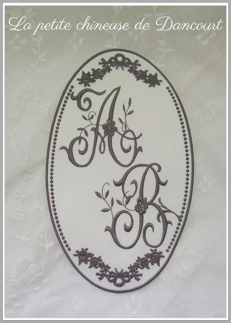 Cadre brodé Marie-Antoinette avec monogrammes gris foncé