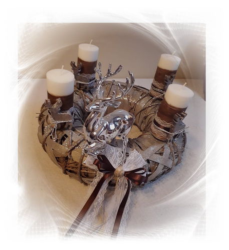 Adventskranz rund braun/Silber Gösse ca. 35cm Kerzen weiss/braun mit Hirsch aus Wac