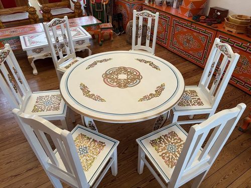 Dekorativer Tisch mit Stühlen